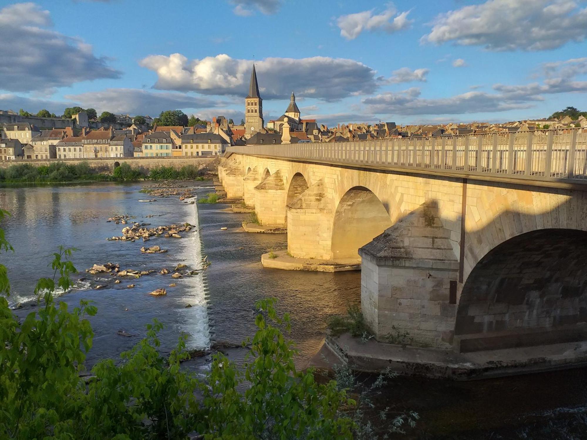 La Cour Du Chateau La Charité-sur-Loire Zewnętrze zdjęcie